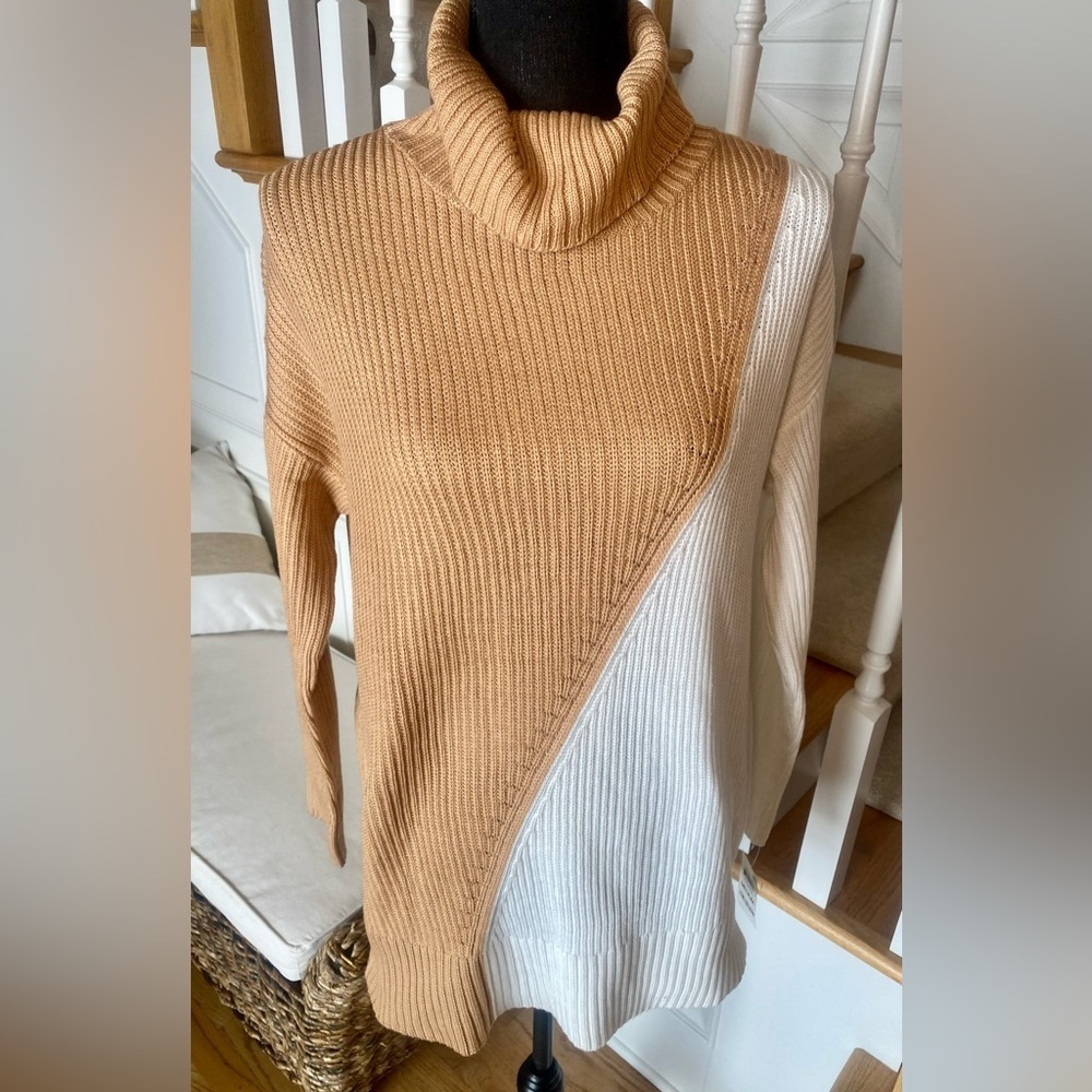 NWT women’s size M‎ Alfani turtleneck color lock sweater in tan/white